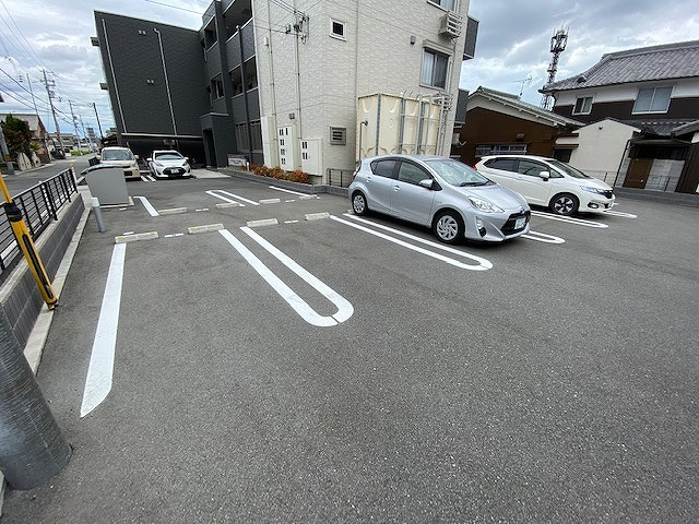 プリムローズ・佳音の駐車場