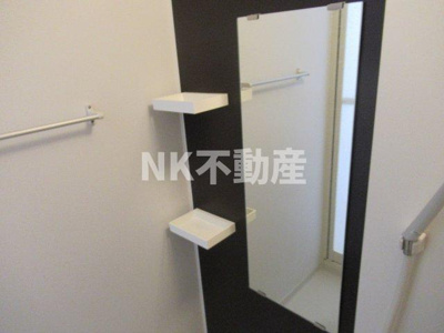 【浴室】 | ラガーパレス花園（東花園賃貸） | お風呂に鏡があります