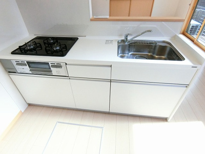 【キッチン】 | セリシール | 3口ガスコンロ/グリル付きシステムキッチンです☆グリルがあるとお料理の幅が広がりますね♪自炊生活で楽しく健康に！