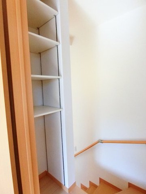 【収納】 | セリシール | 蔵横の階段を上がると棚があります♪収納したい物のサイズに合わせて棚板などを自由に動かせます☆