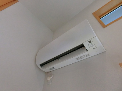 【設備】 | セリシール | リビングダイニングキッチンには暑い夏や寒い冬に大活躍のエアコン付きです☆冷暖房完備で1年中快適に過ごせます♪