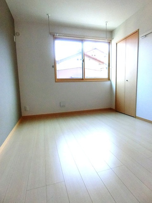 【洋室】 | セリシール | 洋室6帖☆リビングダイニングキッチンから繋がるお部屋です！ベッドを置いて寝室にするのもオススメです☆室内物干しも完備◎