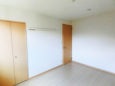 【寝室】 | セリシール | 洋室6帖☆クローゼットがあります！お洋服がスッキリ収納できて、整理しやすくなりますね☆壁にはピクチャーレールがあり、絵や写真が飾れます♪