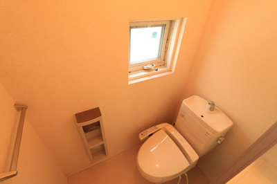 【トイレ】 | ベルメゾン市役所東Ｃ | 落ち着いた色調のトイレです