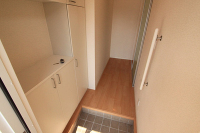 【玄関】 | ベルメゾン市役所東Ｃ | 収納もある玄関です