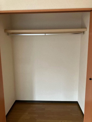 【収納】 | クレール目黒 | 洋室6帖のお部屋にあるクローゼットです♪大切なお洋服もしわにならないようにハンガーがけができます☆