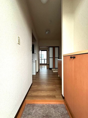 【展望】 | クレール目黒 | 玄関から室内への景観です！キッチンの奥に洋室6帖のお部屋があります♪