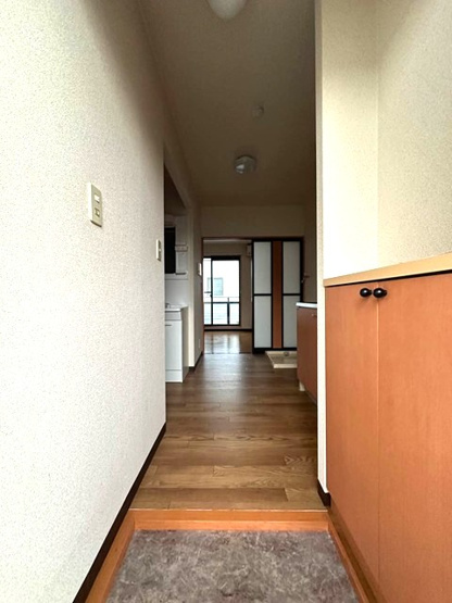 【展望】 | クレール目黒 | 玄関から室内への景観です！キッチンの奥に洋室6帖のお部屋があります♪