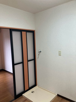 【設備】 | クレール目黒 | キッチン横にある室内洗濯機置き場です♪防水パンが付いているので万が一の漏水にも安心です！
