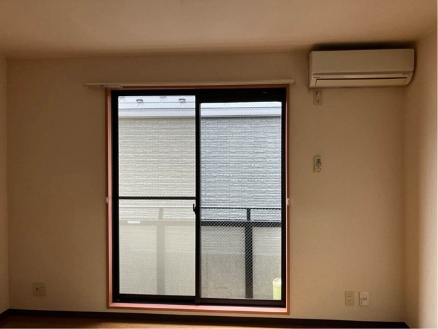 【洋室】 | クレール目黒 | 南向き洋室6帖☆バルコニーに繋がるお部屋は陽当たり良好！エアコン付きで1年中快適に過ごせますね☆