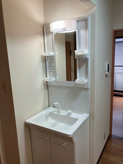 【洗面所】 | クレール目黒 | 洗髪洗面化粧台で忙しい朝にも寝癖の付いた頭にも優しい☆お化粧するときにも大活躍です♪