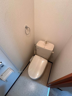【トイレ】 | クレール目黒 | トイレは温水洗浄便座付き♪人気のバストイレ別です♪トイレが独立していると使いやすいですよね☆横にはタオルを掛けられるハンガーもあります♪