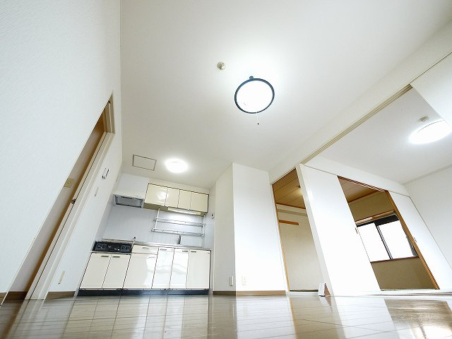 マンションポプリの居間・リビング|こちらの居間で趣味の時間をお楽しみください