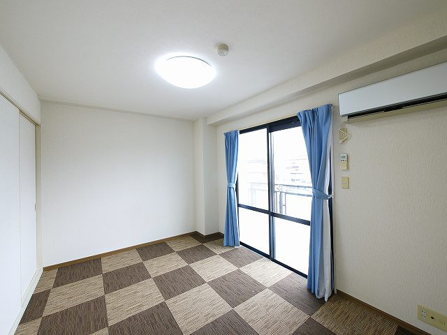 マンションポプリの洋室|落ち着いた色調の洋室です