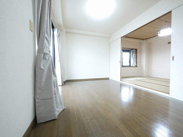 マンションポプリの洋室|落ち着いた色調の洋室です