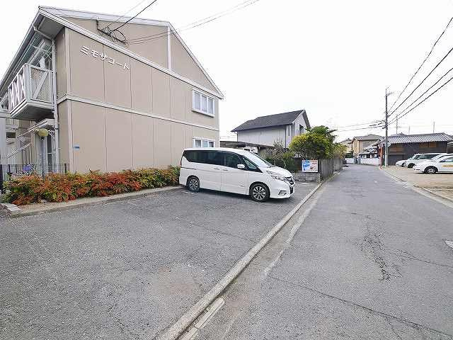 ミモザコートの駐車場