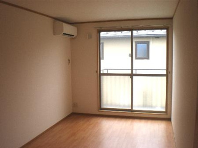 【寝室】 | サンフォレスト | 2階の洋室はエアコン付きです。