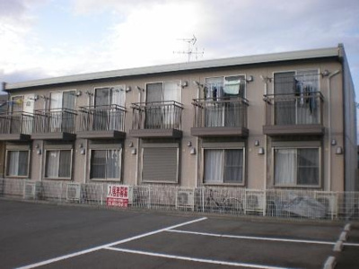 【外観】 | サンフォレスト | すっきりした外観です。お部屋から駐車場が確認できます。