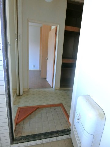 松美第2マンションの玄関