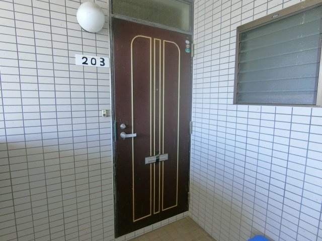 松美第2マンションの玄関