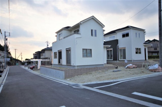 【外観】 | ３号棟　現地（2019年10月）撮影
前面道路は東側幅員約6.0m、南側幅員約6.0mの公道。