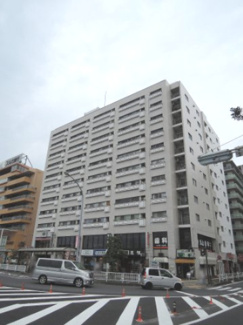 【外観】 | JR根岸線「磯子」駅徒歩2分と好立地
忙しい朝が助かる立地、暮らしにゆとりが生まれます。
日勤管理なので管理体制良好です。