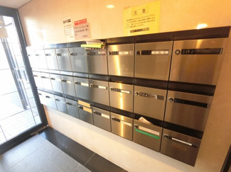 【その他共用部分】 | 集合ポストです。
郵便物はこちらからお取りください。