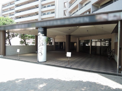 【エントランス】 | ヒルトップ横濱根岸セントラルコート | 横浜市営地下鉄ブルーライン「吉野町」駅徒歩19分
JR根岸線「根岸」駅バス16分「磯子フラット」バス停徒歩1分
総戸数279戸の大規模マンションです。