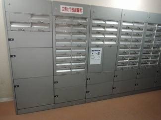 【その他共用部分】 | 宅配ボックスです。
不在時でもこちらに荷物を預けて置くことが出来ます。
帰宅時などに受け取れる便利な設備です。