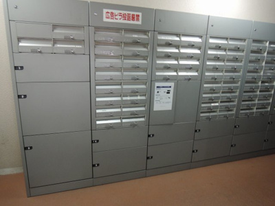 【その他共用部分】 | ヒルトップ横濱根岸セントラルコート | 宅配ボックスです。
不在時でもこちらに荷物を預けて置くことが出来ます。
帰宅時などに受け取れる便利な設備です。
