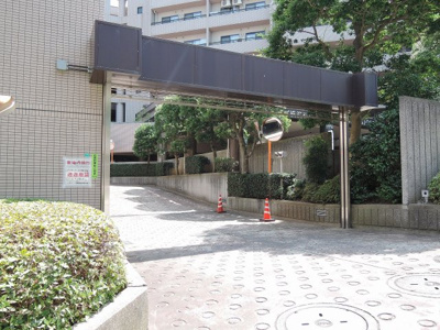 【駐車場】 | ヒルトップ横濱根岸セントラルコート | 敷地内駐車場への入口です。
月額19500円(空き状況は担当者までご確認下さい。)
