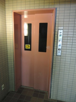 【その他共用部分】 | お買い物時やベビーカーの出し入れに便利なエレベーター付。