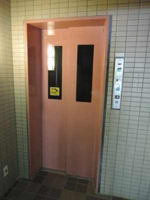 【その他共用部分】 | ヒルトップ横濱根岸セントラルコート | お買い物時やベビーカーの出し入れに便利なエレベーター付。