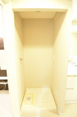 【その他共用部分】 | ヒルトップ横濱根岸セントラルコート | 防水パン付洗濯機置き場です。
