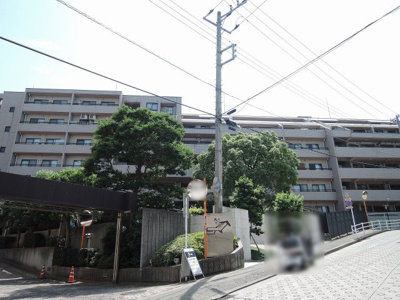 【外観】 | ヒルトップ横濱根岸セントラルコート | 足音等階下の心配のない1階住居のため子育てにも適した住戸。
住まいの独立性を高める玄関ポーチ付。