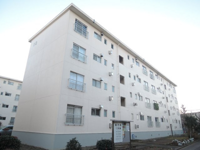 【外観】 | 南長津田団地10号棟 | 10階最上階・南西向きにつき日当たり・通風良好！上階からの生活音がなく戸建感覚です。
水回りに窓があり換気良好！