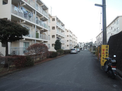【周辺】 | 南長津田団地10号棟 | 前面道路