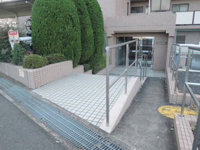 【エントランス】 | エクセル市ヶ尾南 | 横浜市営地下鉄グリーンライン「川和町」駅徒歩18分
「ららぽーと横浜」まで徒歩15分と買物利便性良好です。