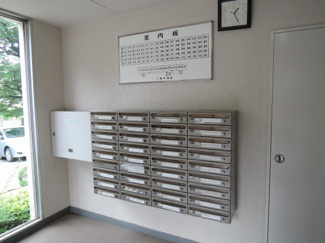 【その他共用部分】 | 集合ポストです。
郵便物はこちらからお取りください。