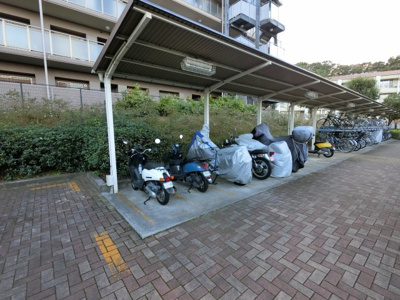 【その他共用部分】 | あおば山の手台クランジャルダン五番館 | バイク置場スペースです。
月額1000円、2台目から2000円