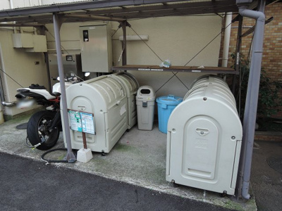 【その他共用部分】 | 山手台ハイツ | ゴミ置場です。
敷地内にあるのでゴミ出しが楽ちんです。