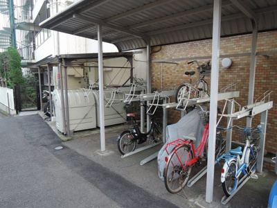 【その他共用部分】 | 山手台ハイツ | 駐輪場です。
屋根がついているので雨の日も安心です。