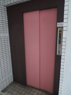 【その他共用部分】 | お買い物時やベビーカーの出し入れに便利なエレベーター付。