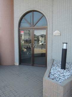 【エントランス】 | 京急本線「子安」駅徒歩1分、JR京浜東北線・根岸線「子安」駅徒歩14分！
忙しい朝が助かる立地、暮らしにゆとりが生まれます。