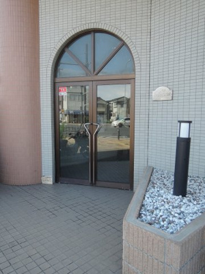 【エントランス】 | ファーストクラス子安駅 | 京急本線「子安」駅徒歩1分、JR京浜東北線・根岸線「子安」駅徒歩14分！
忙しい朝が助かる立地、暮らしにゆとりが生まれます。