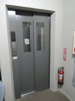 【その他共用部分】 | お買い物時やベビーカーの出し入れに便利なエレベーター付。