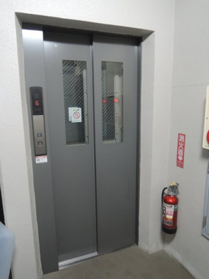 【その他共用部分】 | ファーストクラス子安駅 | お買い物時やベビーカーの出し入れに便利なエレベーター付。