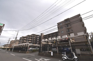 【外観】 | 横浜市営地下鉄ブルーライン「北新横浜」駅徒歩1分！
通勤時間の短縮でご家族と過ごす時間を増やす事が出来ます。