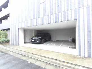 【駐車場】 | 敷地内の駐車場です。
屋内に止められるので、汚れが付きにくいです。
