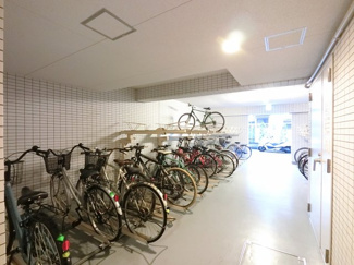 【その他共用部分】 | 駐輪場です。
屋内にあるので雨が降っても安心です。